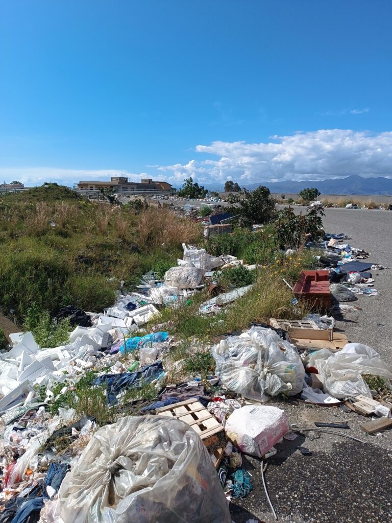 incendio rifiuti mercati san gregorio