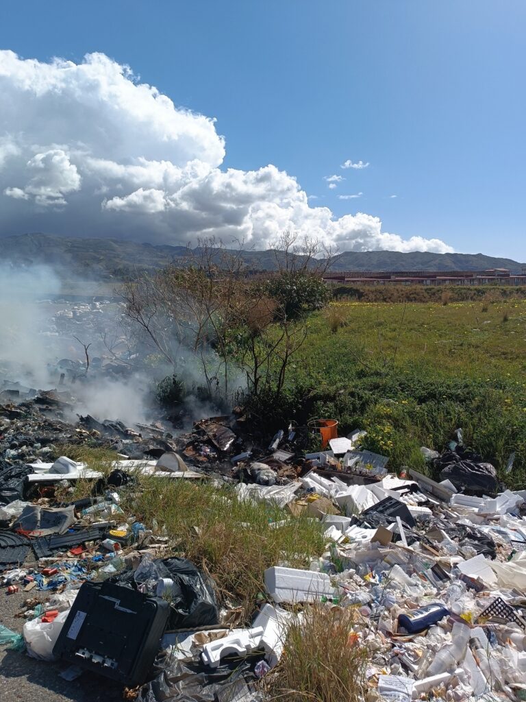 incendio rifiuti mercati san gregorio