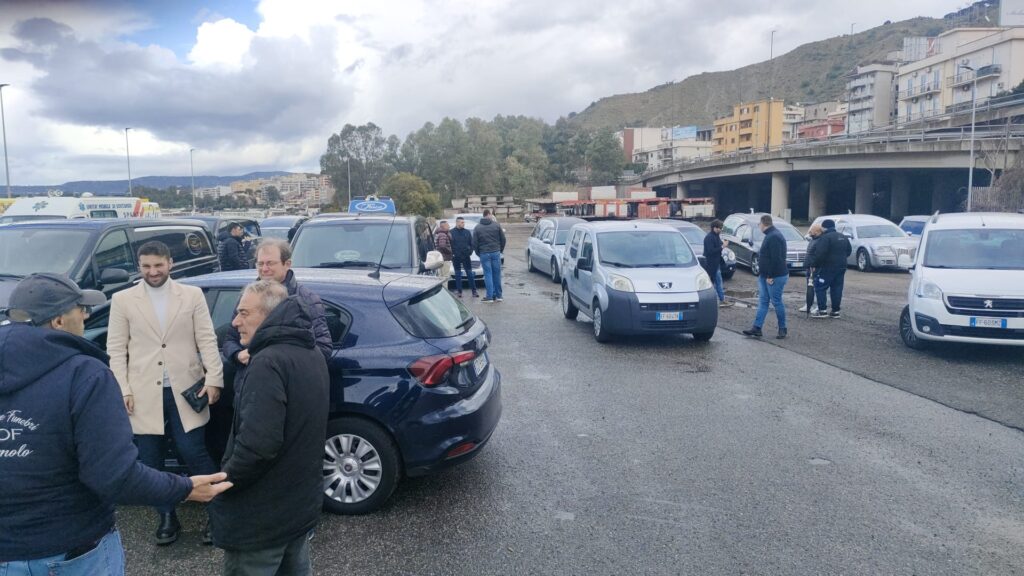 protesta carri funebri porto reggio calabria