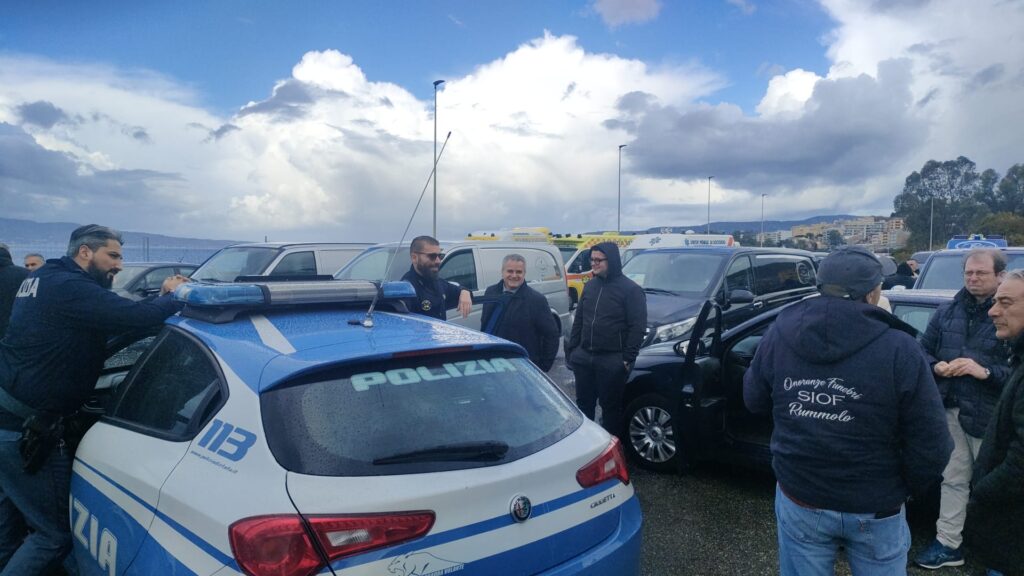 protesta carri funebri porto reggio calabria polizia