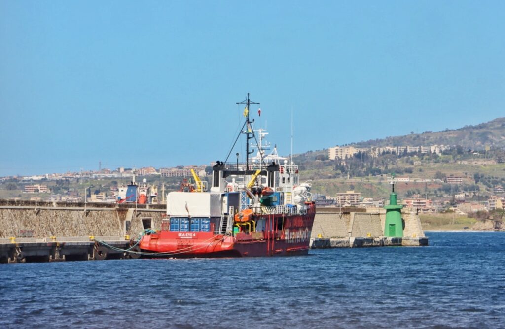 sea eye 4 migranti reggio calabria