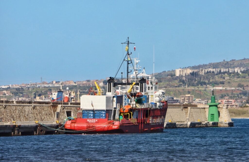 sea eye 4 migranti reggio calabria