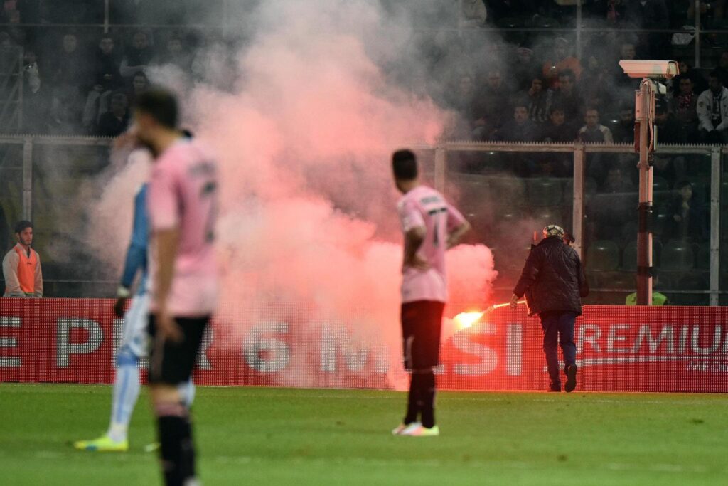 Fumogeni tifosi Palermo