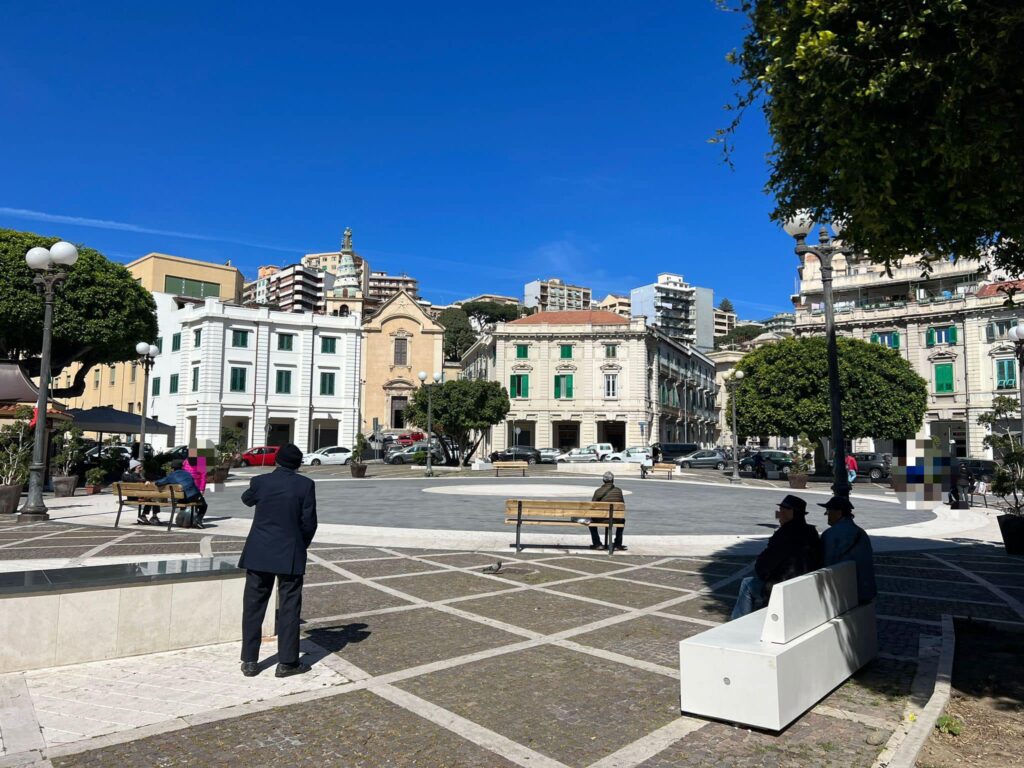 Panchine Piazza Lo Sardo