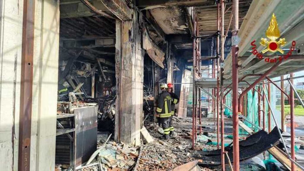 incendio bar vigili del fuoco