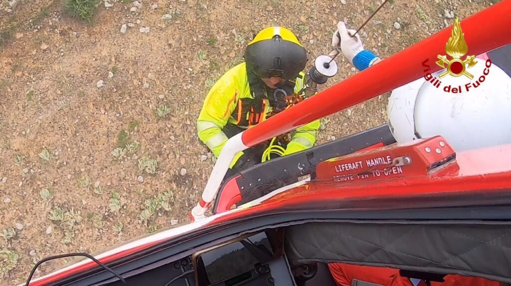 In data odierna, alle ore 9:30, presso la centrale operativa dei Vigili del fuoco di Messina è pervenuta richiesta dal NUE (Numero Unico Emergenza) per soccorso persona in zona impervia in località gole dell’Alcantara nella giurisdizione del Comune di Francavilla di Sicilia. Immediatamente è stata inviata una squadra VVF del distaccamento di Letojanni e precauzionalmente anche un elicottero dei vigili del fuoco, "Drago 148" con personale aereo soccorritore dal nucleo elicotteri di Fontanarossa Catania. Gli aerosoccorritori hanno raggiunto l’infortunato, una persona anziana, provvedendo ad adagiarlo e immobilizzare su barella che, mediante verricello in dotazione all’elicottero, è stato issato a bordo e trasferito, immediatamente, presso l’ospedale Cannizzaro di Catania per gli accertamenti e le cure del caso.