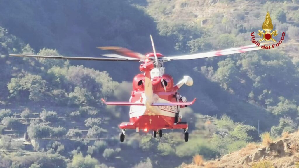 In data odierna, alle ore 9:30, presso la centrale operativa dei Vigili del fuoco di Messina è pervenuta richiesta dal NUE (Numero Unico Emergenza) per soccorso persona in zona impervia in località gole dell’Alcantara nella giurisdizione del Comune di Francavilla di Sicilia. Immediatamente è stata inviata una squadra VVF del distaccamento di Letojanni e precauzionalmente anche un elicottero dei vigili del fuoco, "Drago 148" con personale aereo soccorritore dal nucleo elicotteri di Fontanarossa Catania. Gli aerosoccorritori hanno raggiunto l’infortunato, una persona anziana, provvedendo ad adagiarlo e immobilizzare su barella che, mediante verricello in dotazione all’elicottero, è stato issato a bordo e trasferito, immediatamente, presso l’ospedale Cannizzaro di Catania per gli accertamenti e le cure del caso.