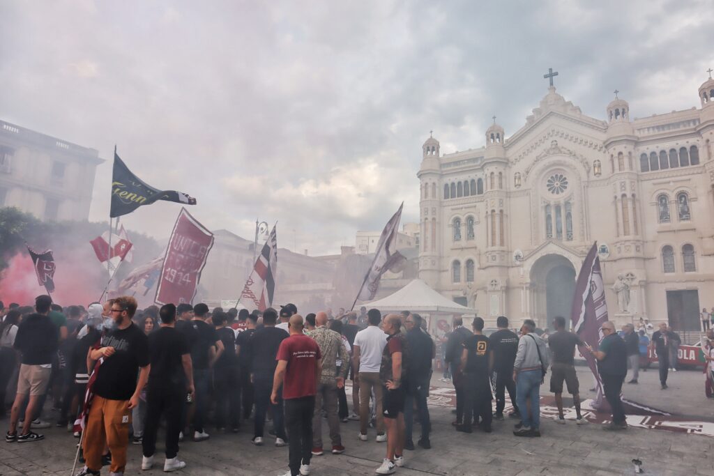 Manifestazione tifosi Reggina a Piazza Duomo