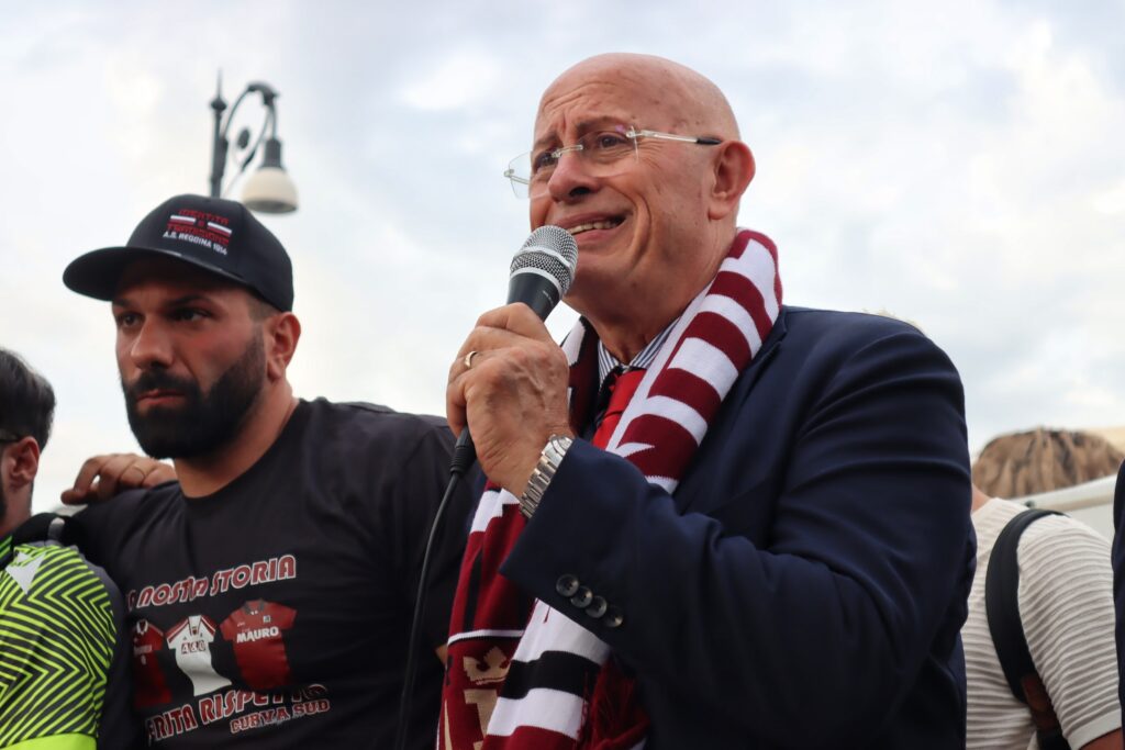 Manifestazione tifosi Reggina a Piazza Duomo Ballarino