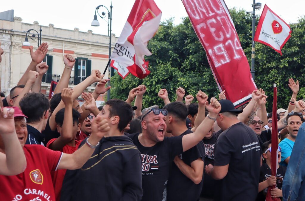 Manifestazione tifosi Reggina a Piazza Duomo