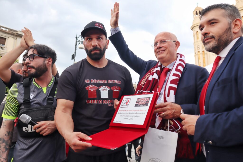 Manifestazione tifosi Reggina a Piazza Duomo Ultrà Ballarino e Minniti