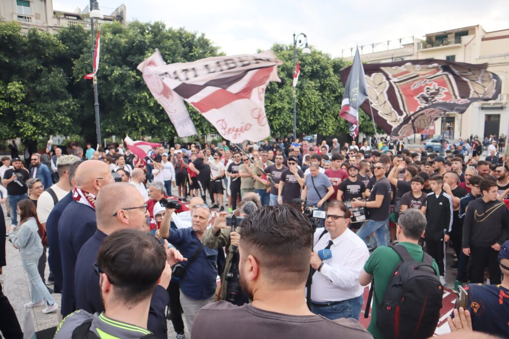 Manifestazione tifosi Reggina a Piazza Duomo