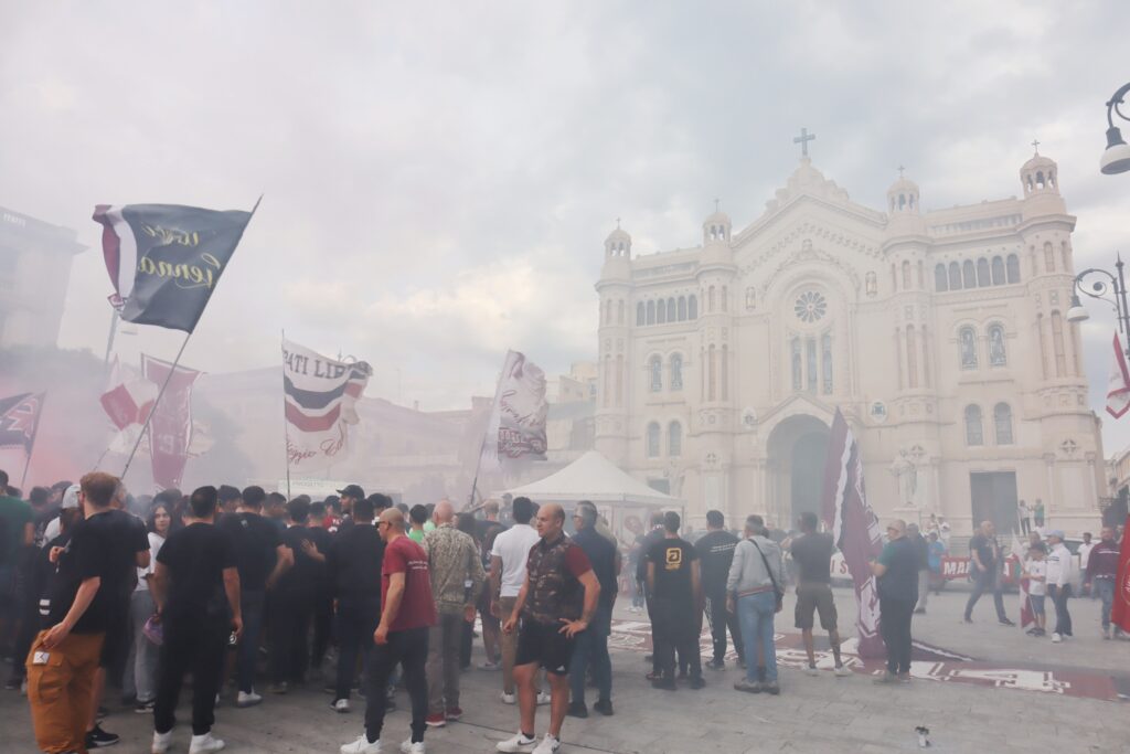 Manifestazione tifosi Reggina a Piazza Duomo