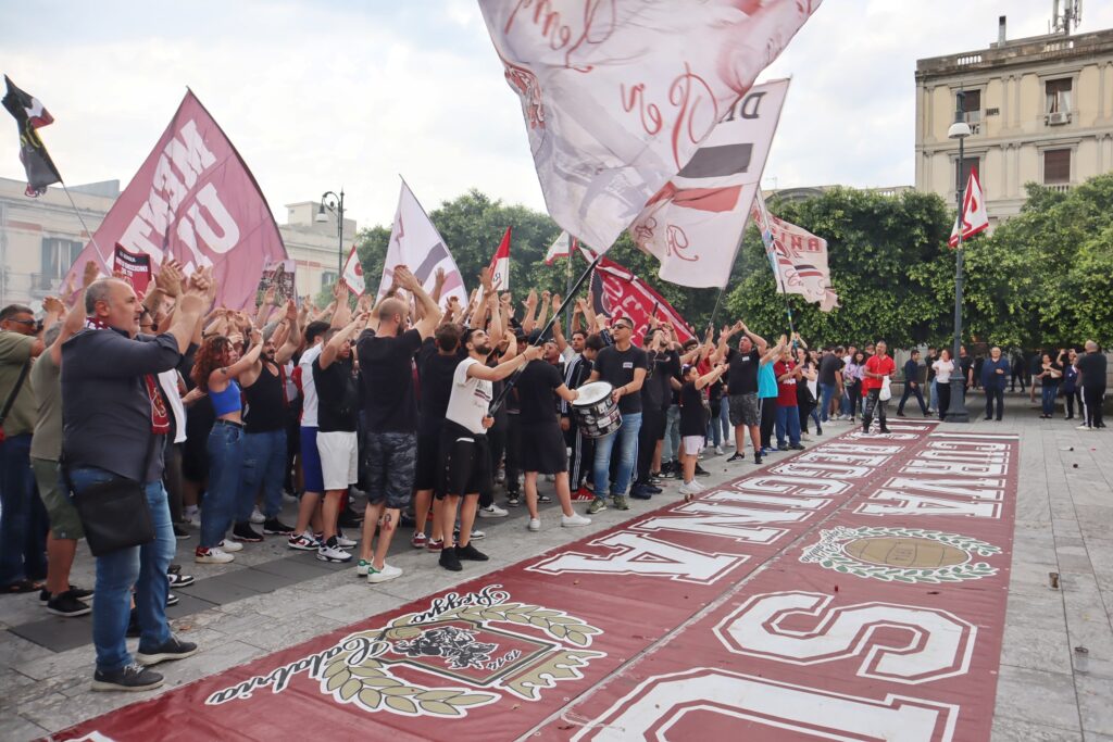 Manifestazione tifosi Reggina a Piazza Duomo