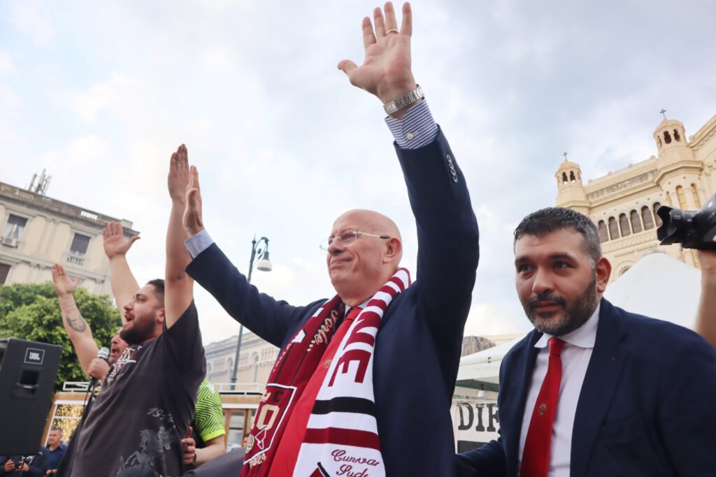 Manifestazione tifosi Reggina a Piazza Duomo Ballarino e Minniti