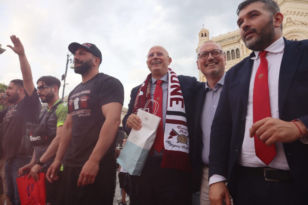 Manifestazione tifosi Reggina a Piazza Duomo Ballarino Versace e Minniti