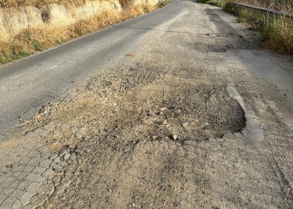 Strada San Salvatore piena di buche