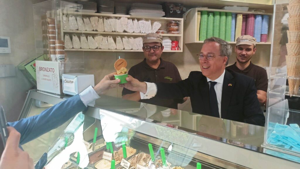 Visita ambasciatore inglese da Gelateria Cesare