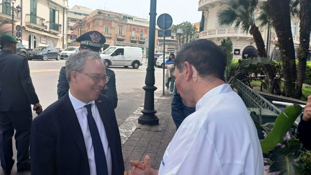 Visita ambasciatore inglese da Gelateria Cesare