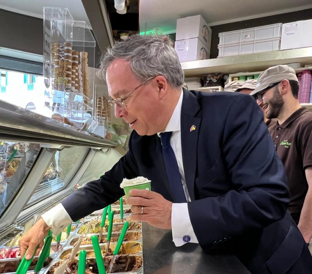 Visita ambasciatore inglese da Gelateria Cesare