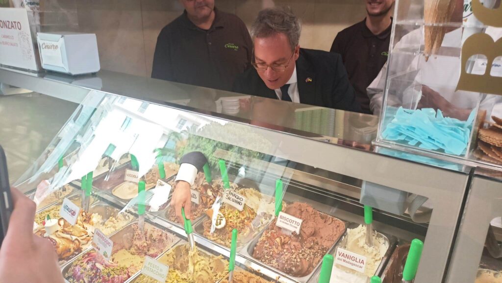 Visita ambasciatore inglese da Gelateria Cesare