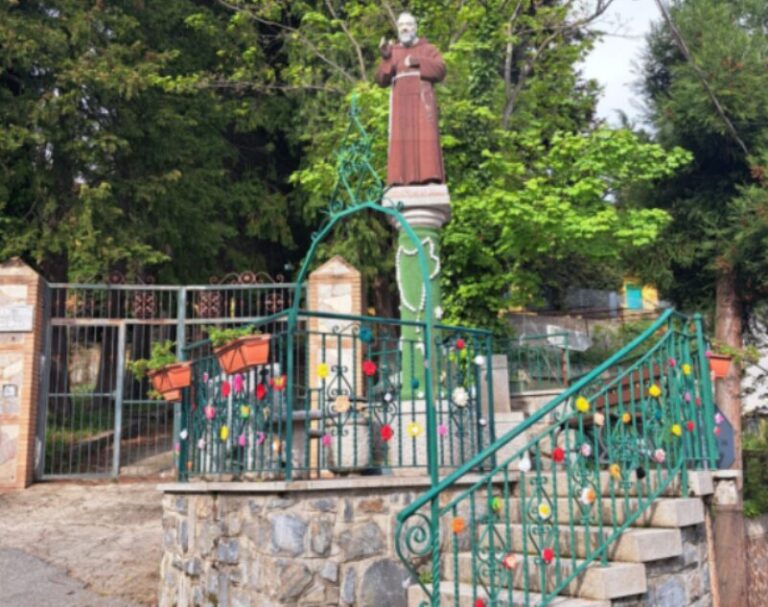 Yarn Bombing statua Padre Pio Mannoli