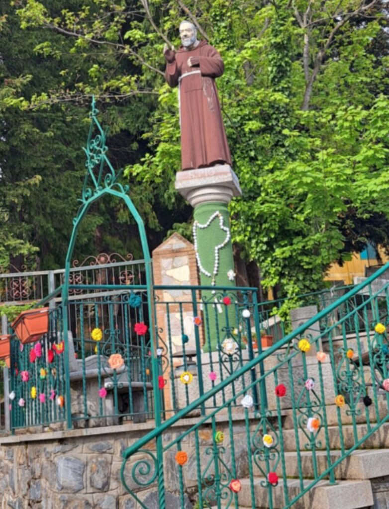 Yarn Bombing statua Padre Pio Mannoli