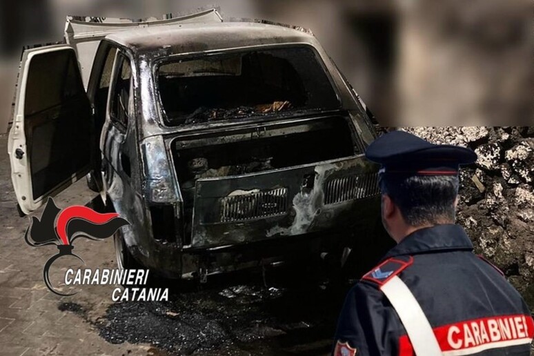 auto bruciata carabinieri catania