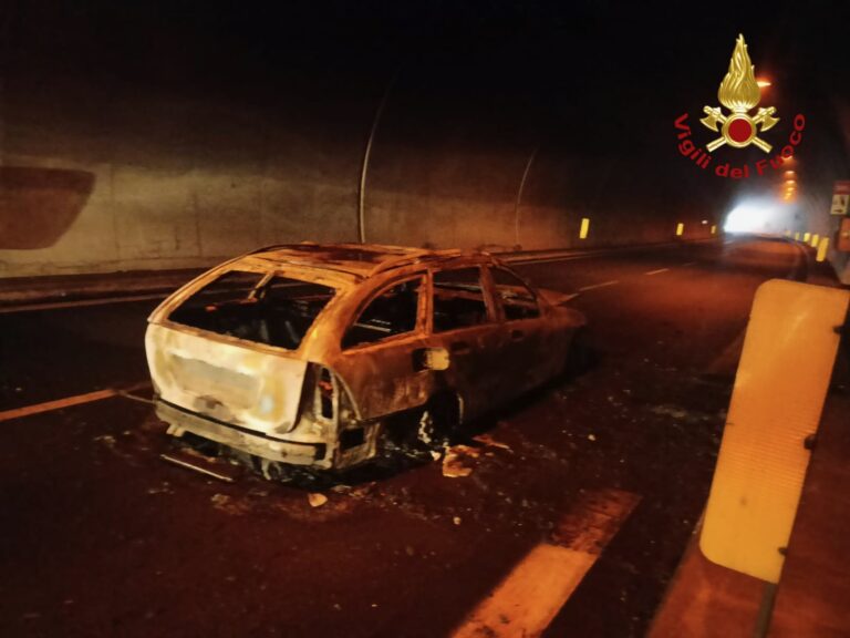 incendio auto galleria