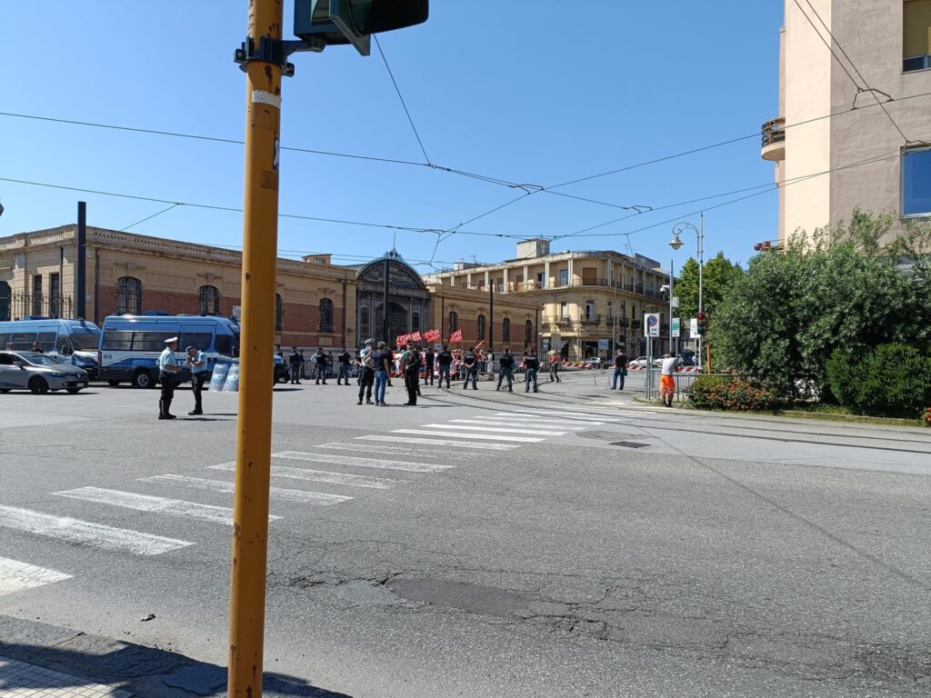 manifestanti contro salvini messina (2)