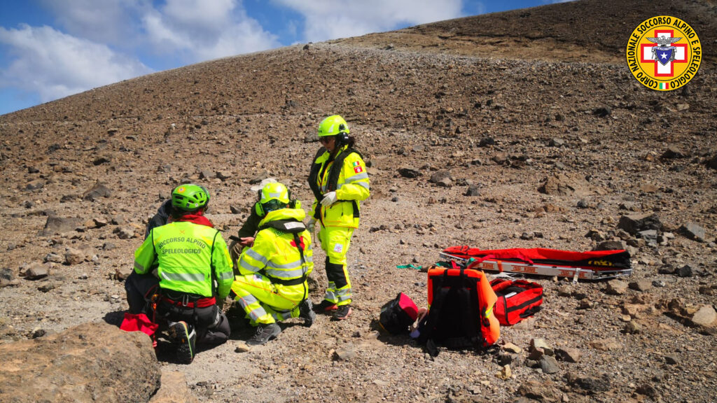 soccorso turista isola vulcano