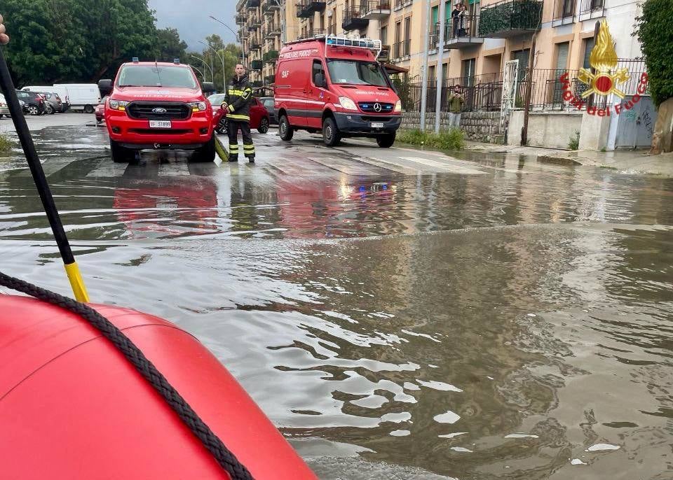 vigili del fuoco allagamento