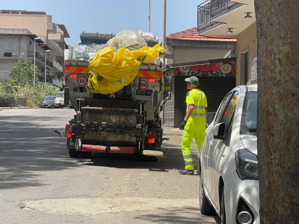 Netturbino o operatore ecologico camioncino rifiuti raccolta differenziata