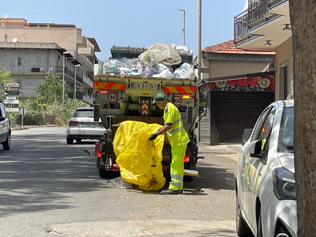 Netturbino o operatore ecologico camioncino rifiuti raccolta differenziata