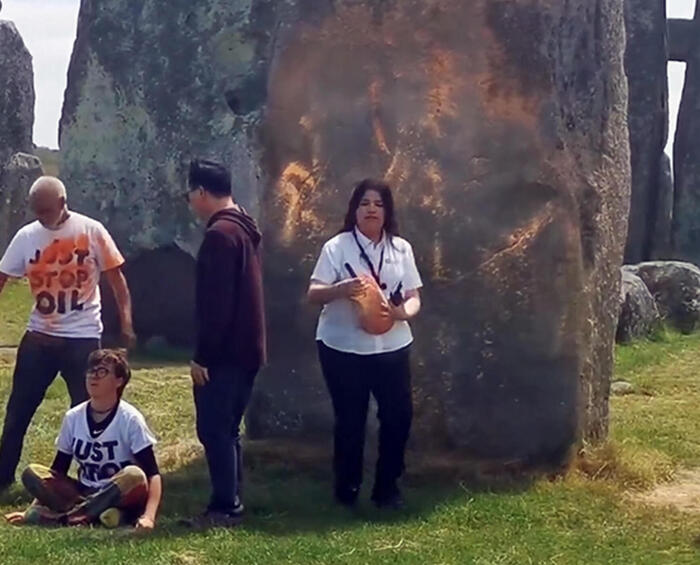 Ecoattivisti spruzzano vernice contro sito Stonehenge, 2 arresti