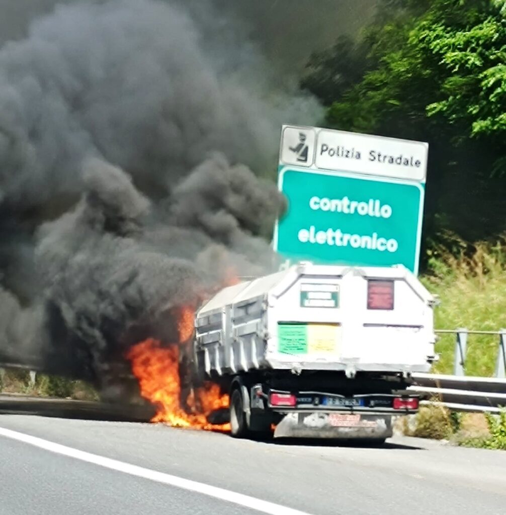 automezzo-in-fiamme