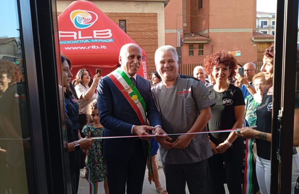 caruso inaugura attività commerciale cosenza