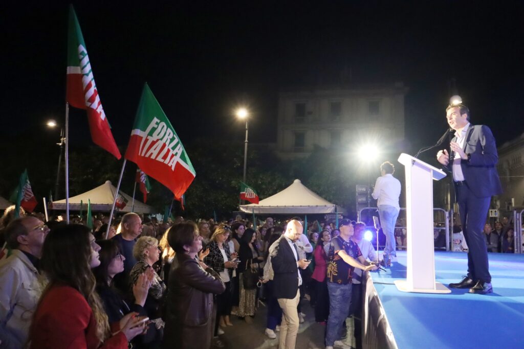 comizio elezioni europee forza italia piazza duomo reggio calabria (24)