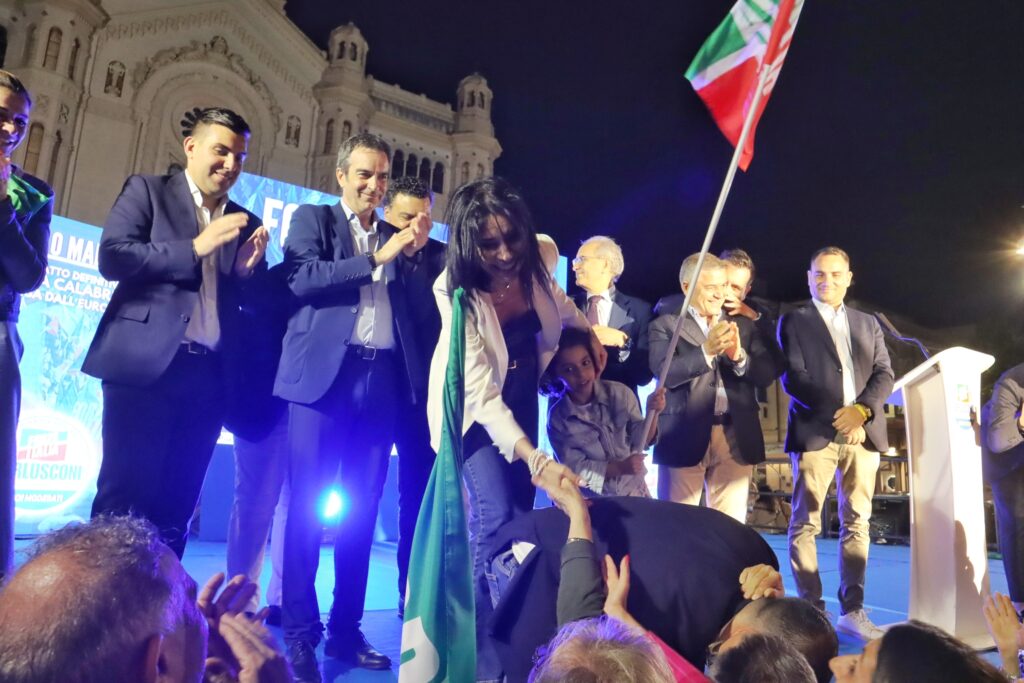 comizio elezioni europee forza italia piazza duomo reggio calabria (27)