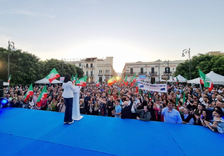 comizio elezioni europee forza italia piazza duomo reggio calabria (28)