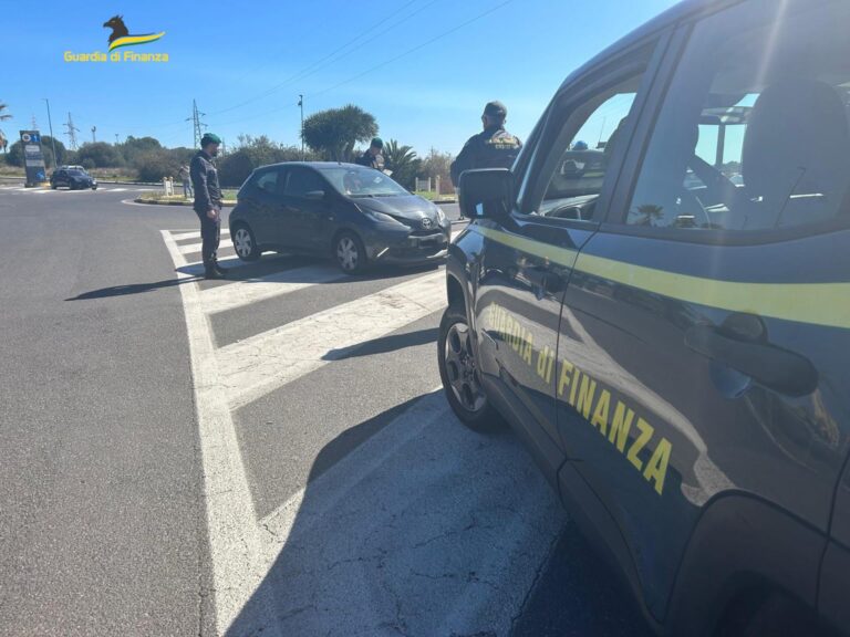 guardia di finanza ferma auto