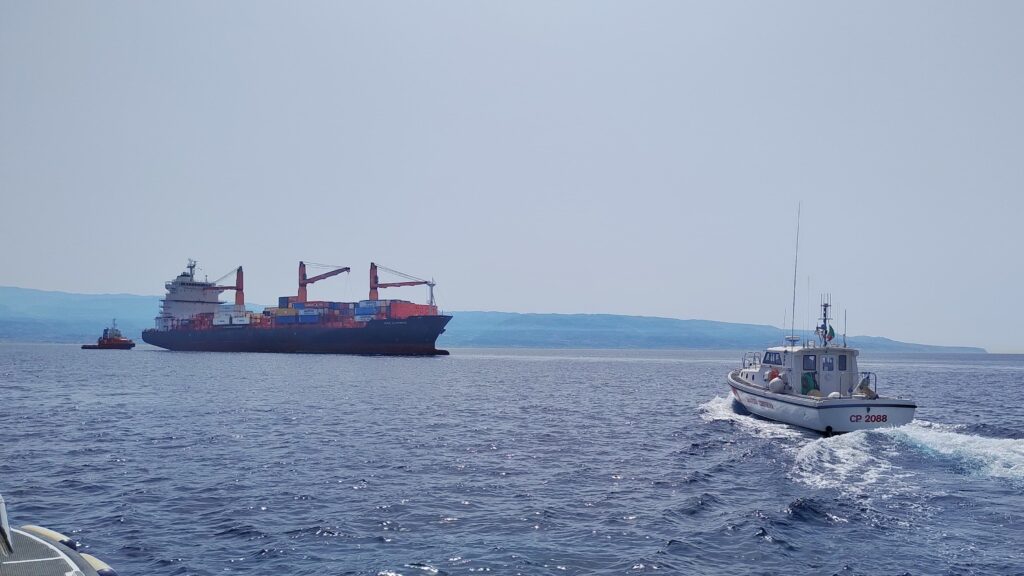 nave avaria stretto messina