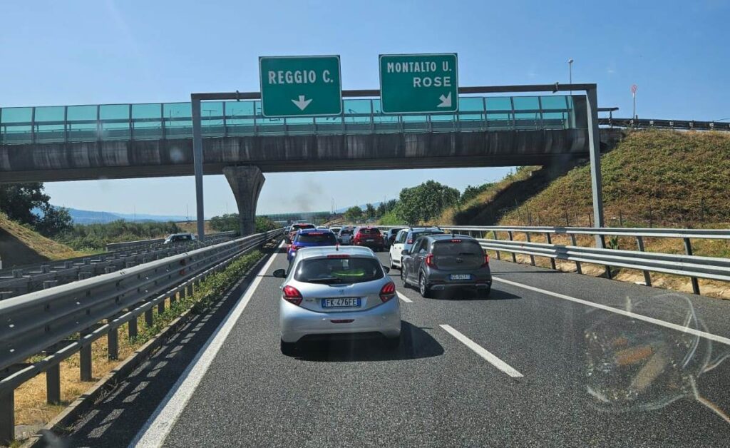 Auto prende fuoco in Calabria