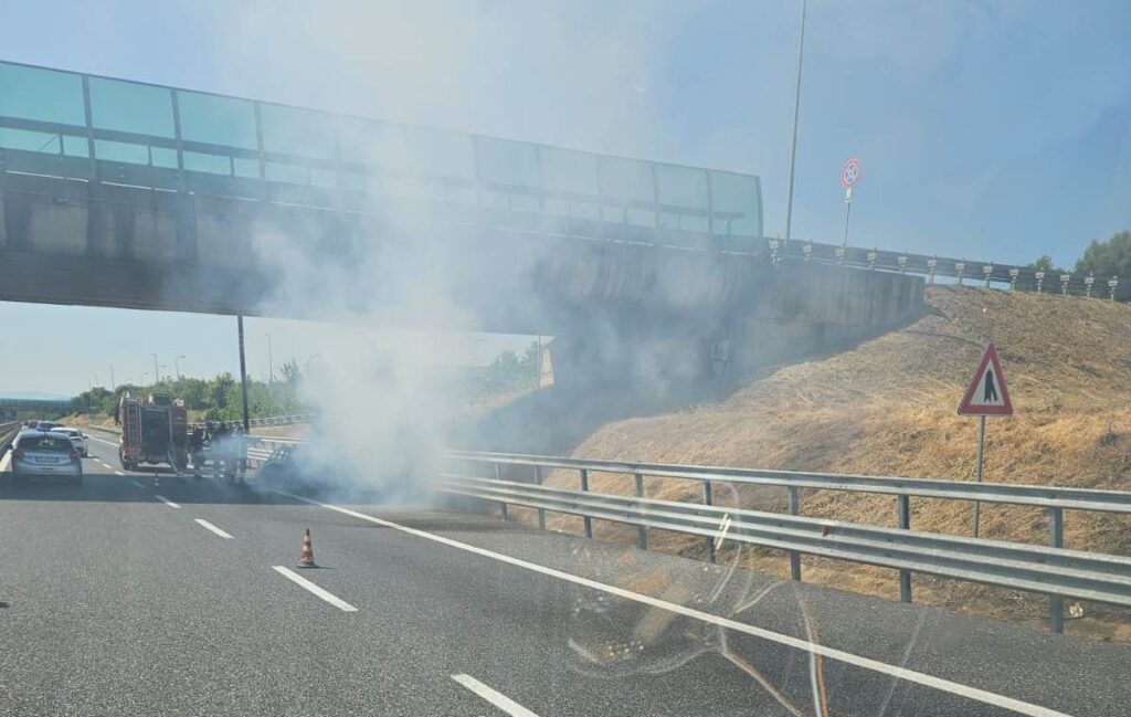 Auto prende fuoco in Calabria