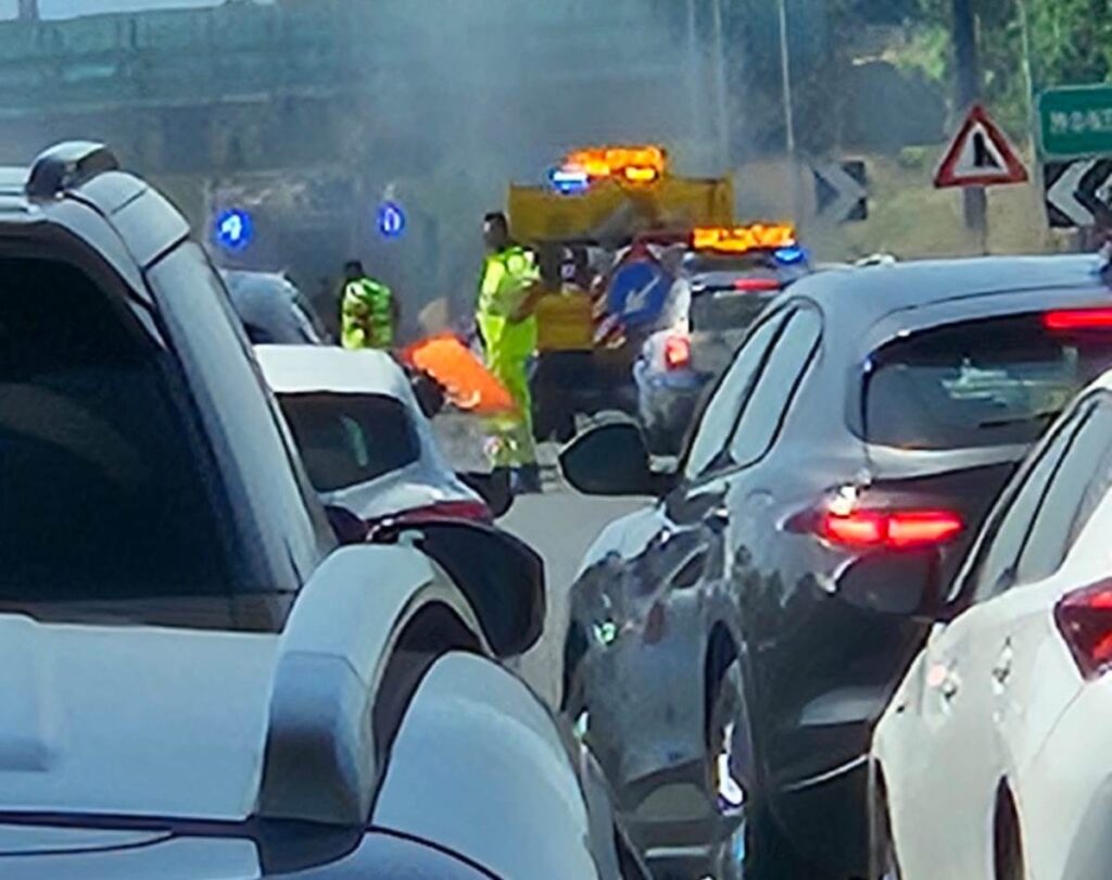 Auto prende fuoco in Calabria