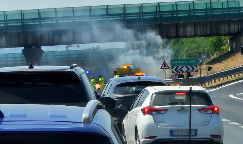 Auto prende fuoco in Calabria