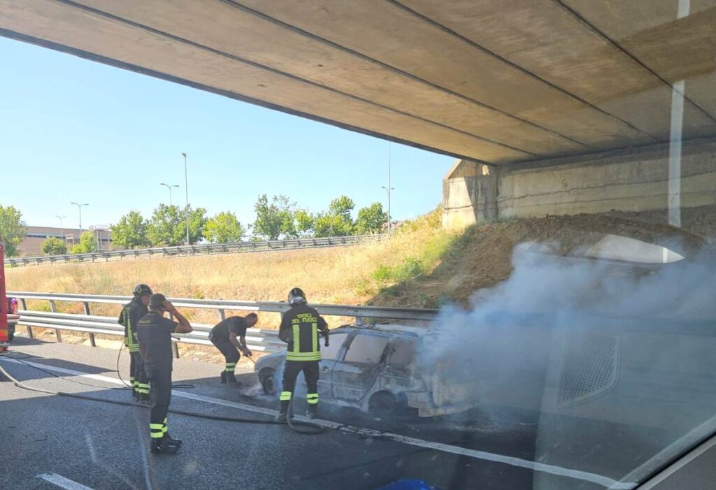 Auto prende fuoco in Calabria