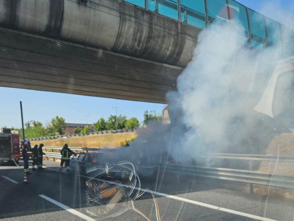 Auto prende fuoco in Calabria