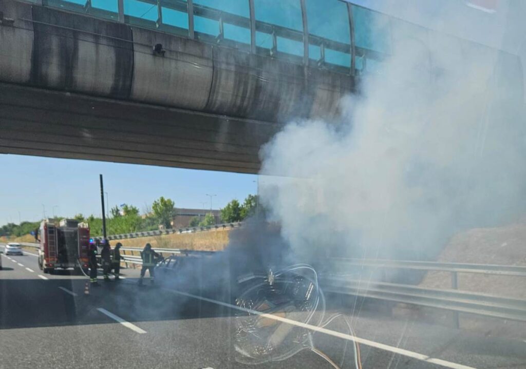 Auto prende fuoco in Calabria