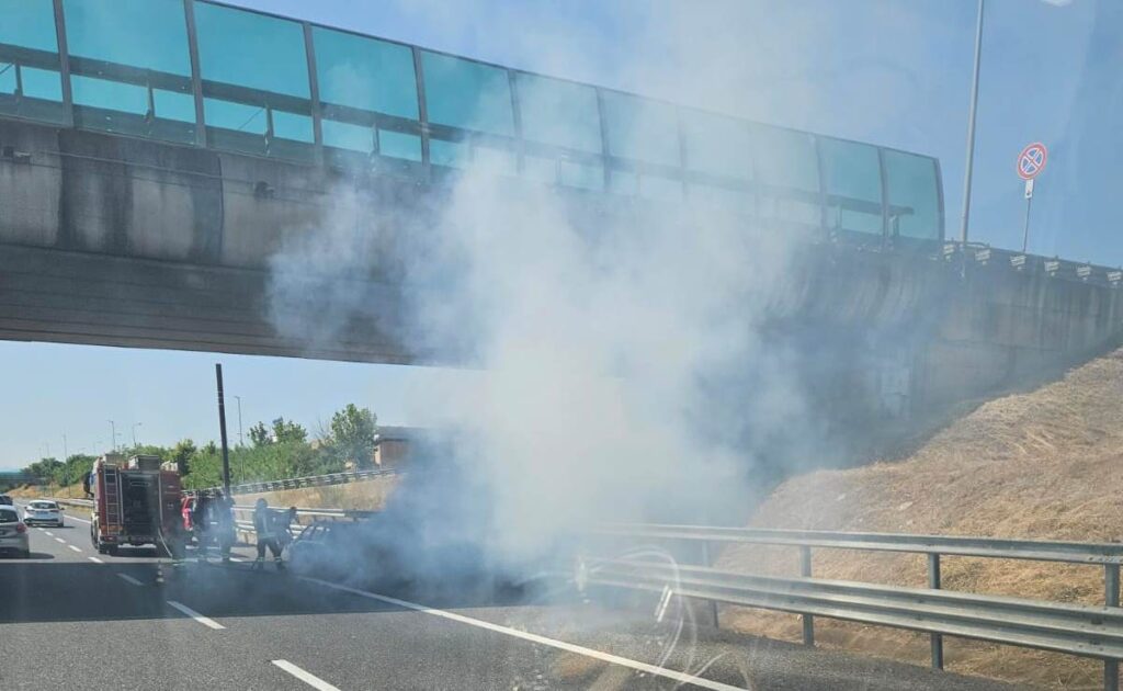 Auto prende fuoco in Calabria